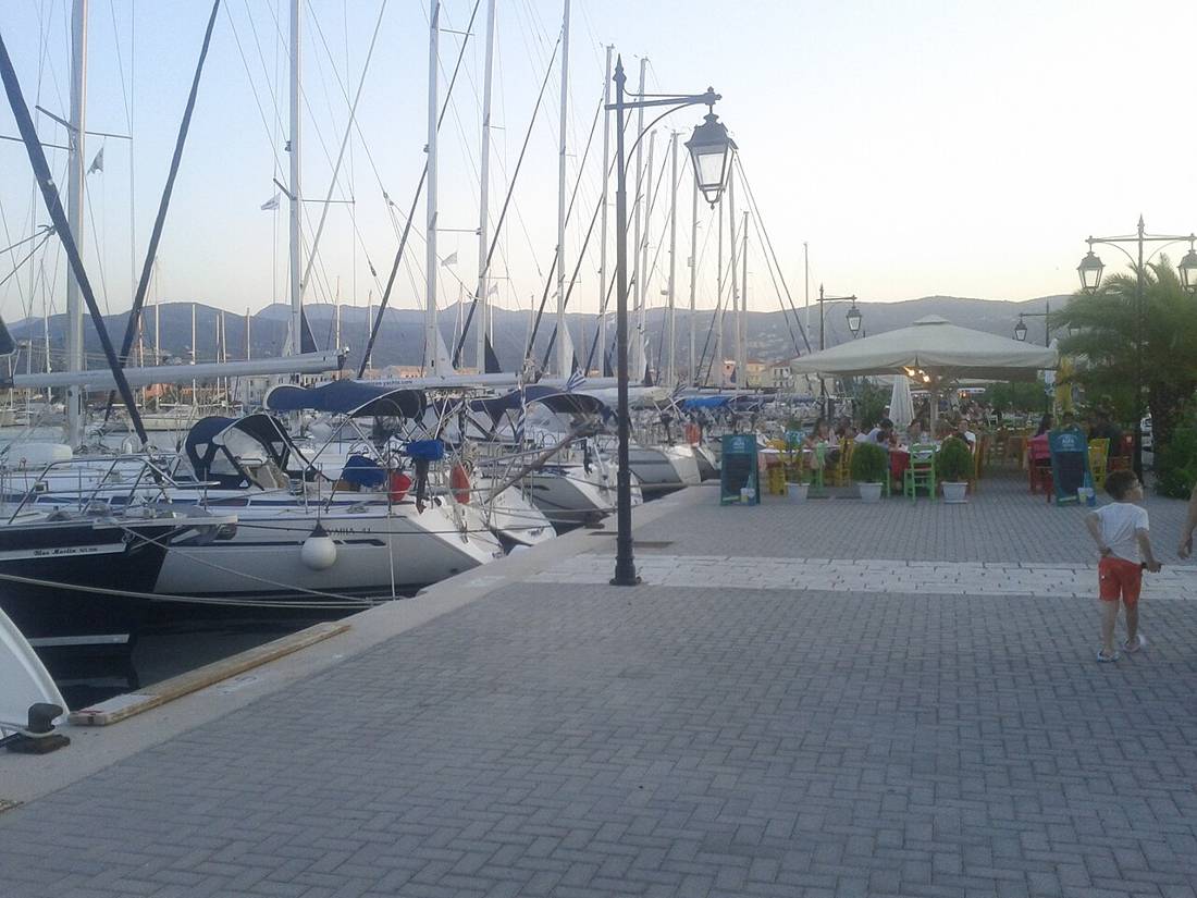 Lefkada kasabasının marinası ve yatlar