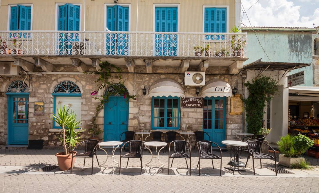 Lefkada kasabasında renkli cepheli bina ve kafe