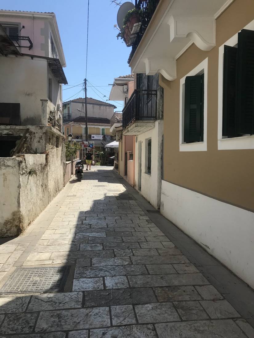 Lefkada kasabasında dar sokak