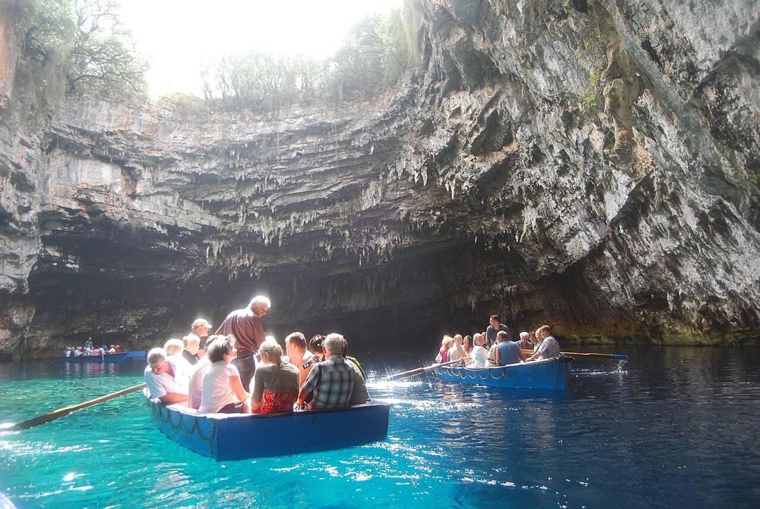 Melissani mağarasında sandalla gezinti