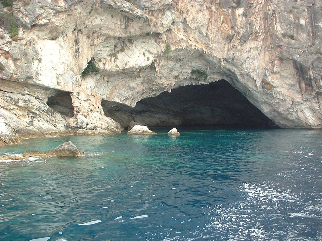 Papanikolis deniz mağarasının girişi