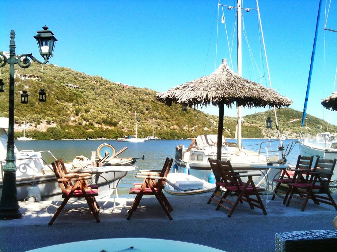 Sivota koyunda su kenarındaki taverna masaları