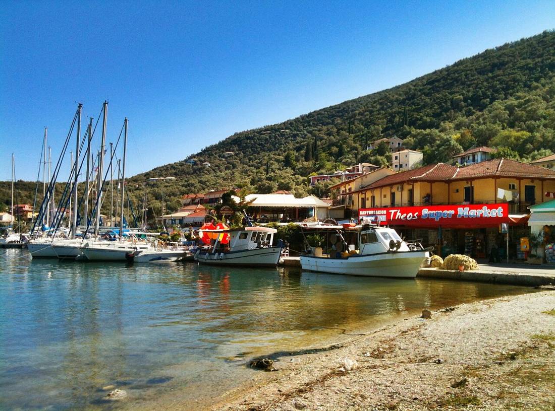 Sivota limanında yatlar
