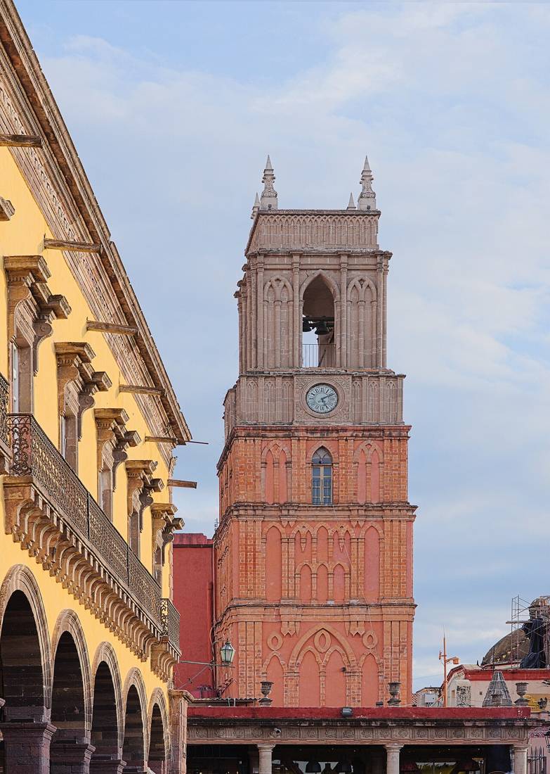 Guanajuato'da renkli binalar ve kilise