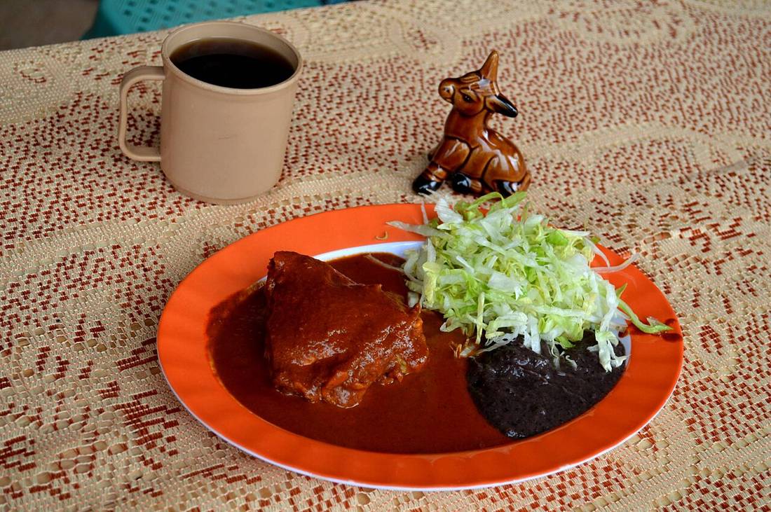 Oaxaca'da geleneksel yemek sunumu