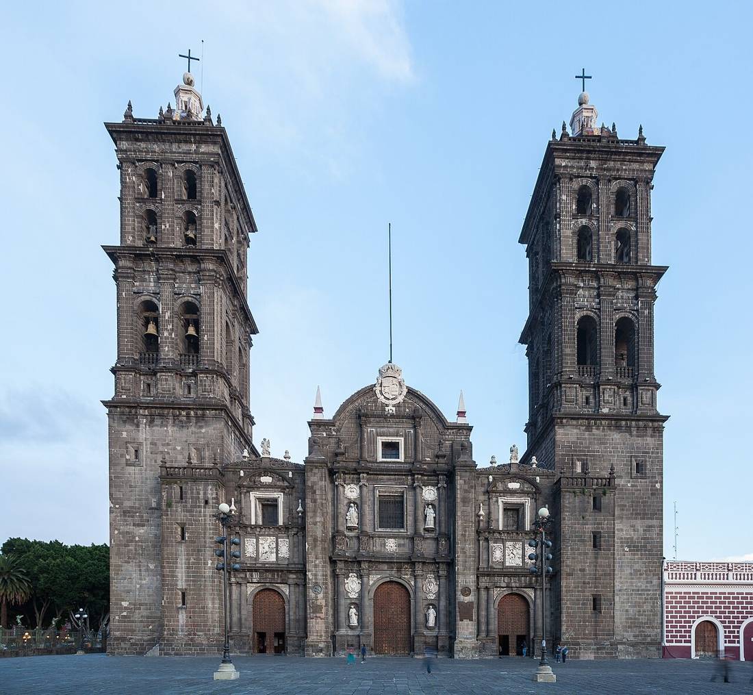 Puebla Katedrali'nin kuleleri