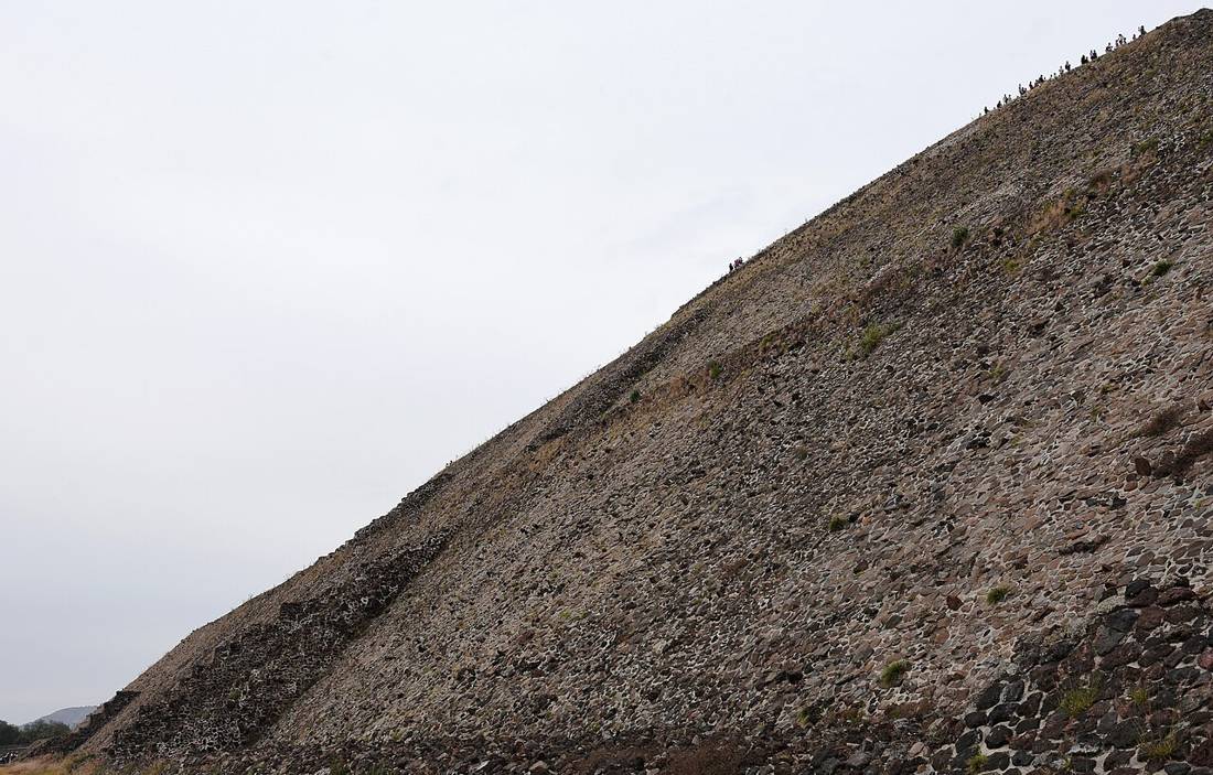 Teotihuacán piramidinin basamakları