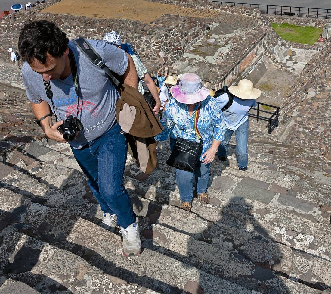 Teotihuacán'da ziyaretçiler