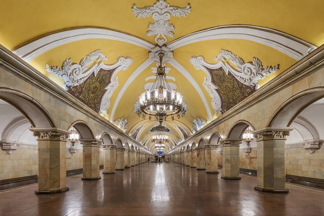 Komsomolskaya metro istasyonunun avizeli tavanı