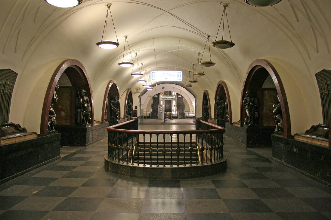 Ploşçad Revolyutsii istasyonunda bronz heykeller
