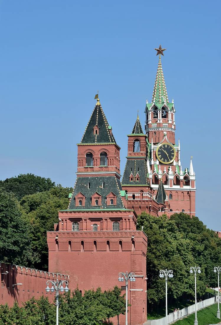 Kremlin'in doğu surundaki kuleler