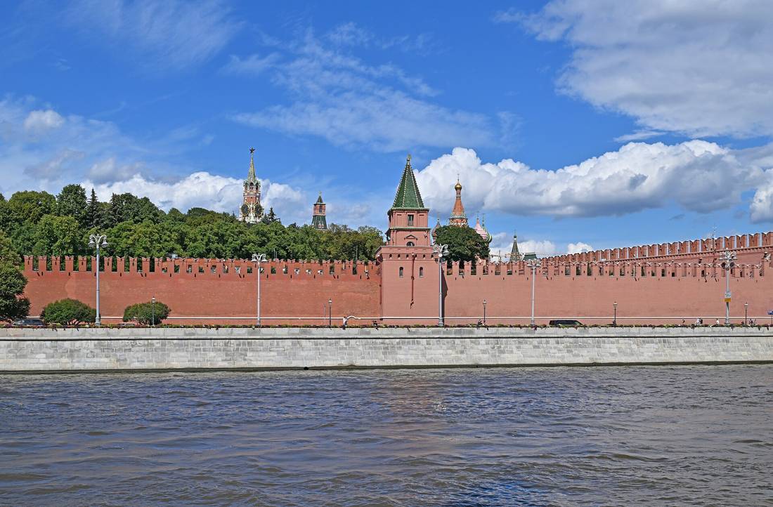 Moskova Nehri'nin karşı kıyısından Kremlin surları