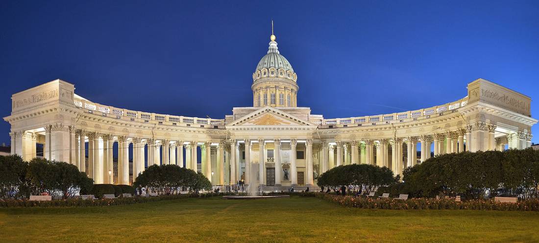 Gece Kazan Katedrali'nin sütun dizisi
