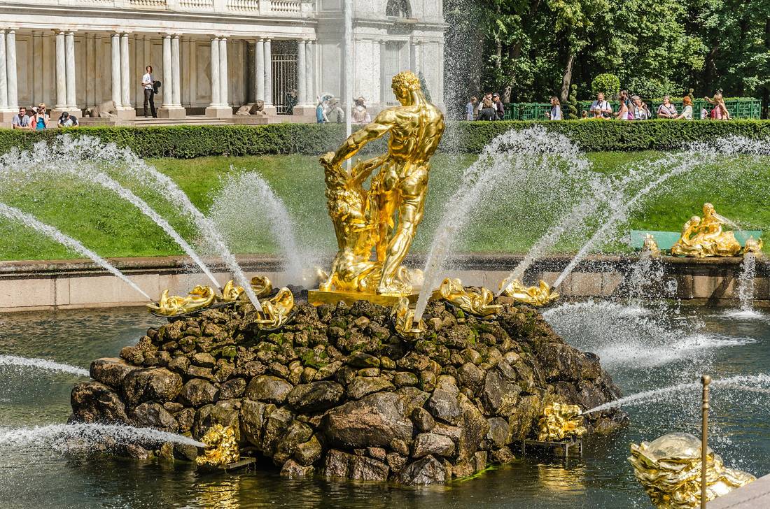 Peterhof'ta altın Samson çeşmesi