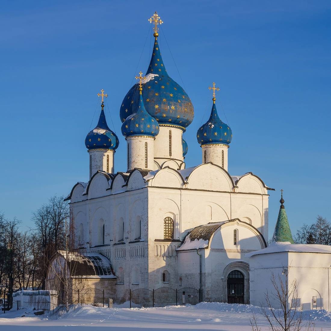 Suzdal Kremlini'nde mavi kubbeli katedral
