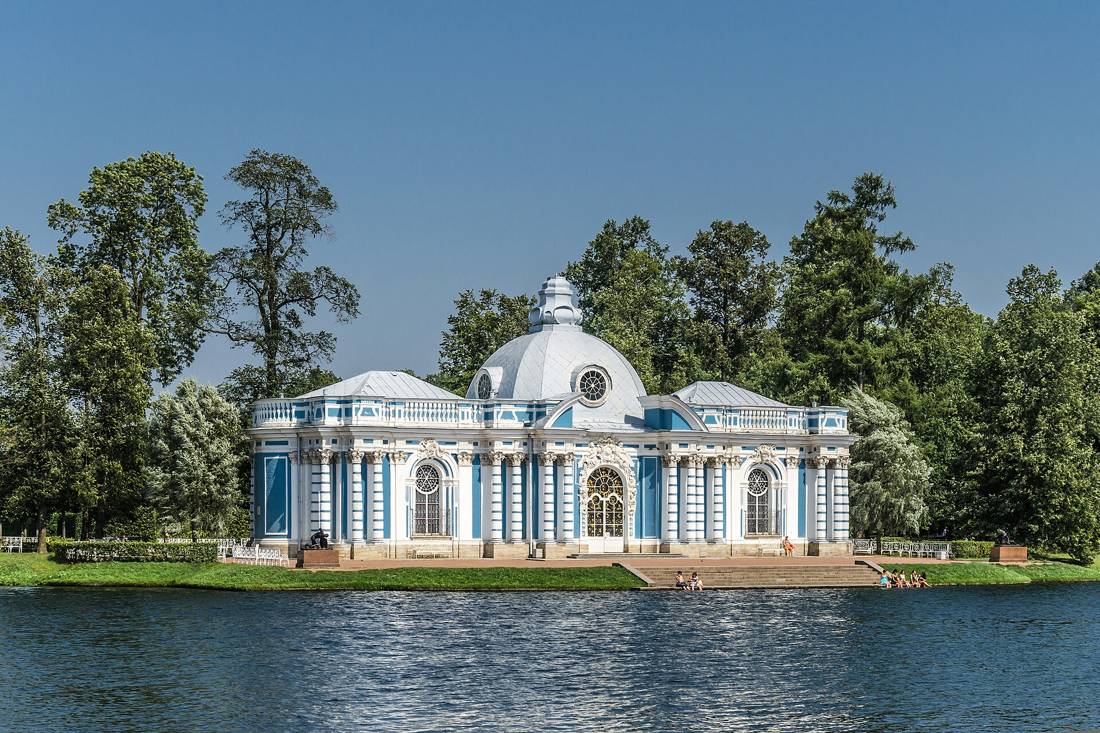 Katerina Parkı'nda göl kıyısındaki Grotto pavyonu