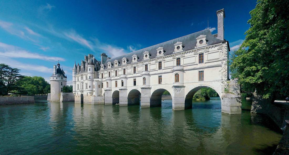 Chenonceau Şatosu nehrin üstünde