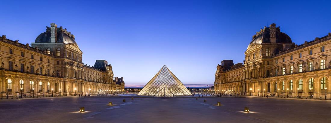 Louvre'un cam piramidi akşam ışığında