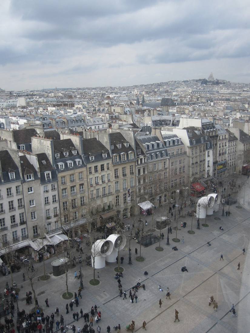 Çatılardan Paris manzarası