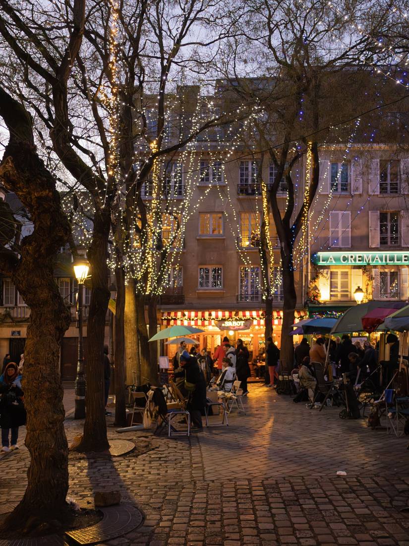 Montmartre'da akşam sokağı
