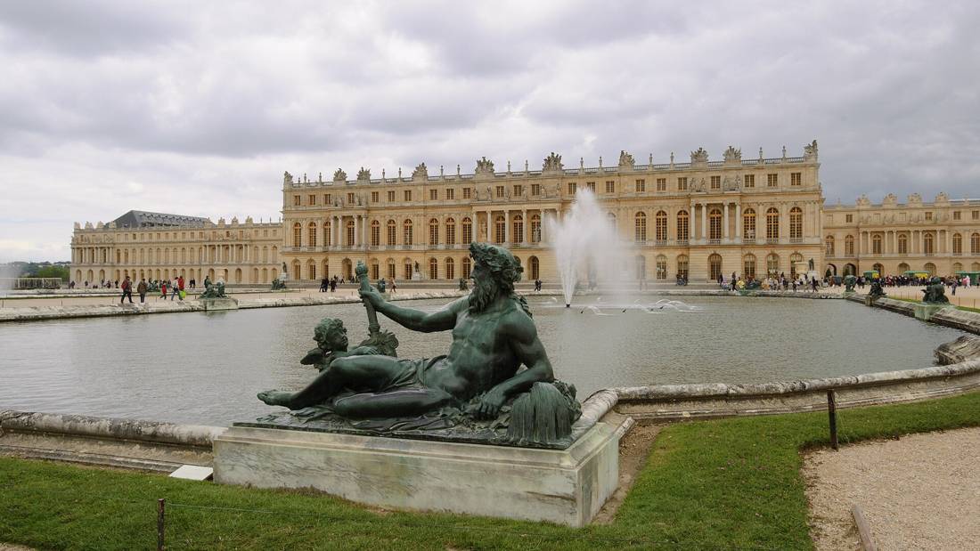 Versailles Sarayı'nın cephesi ve havuz