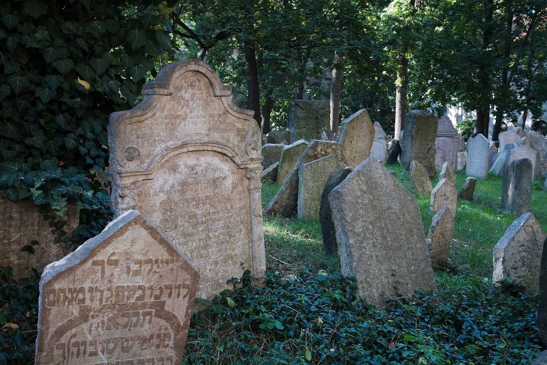 Eski Yahudi Mezarlığı'ndaki mezar taşları