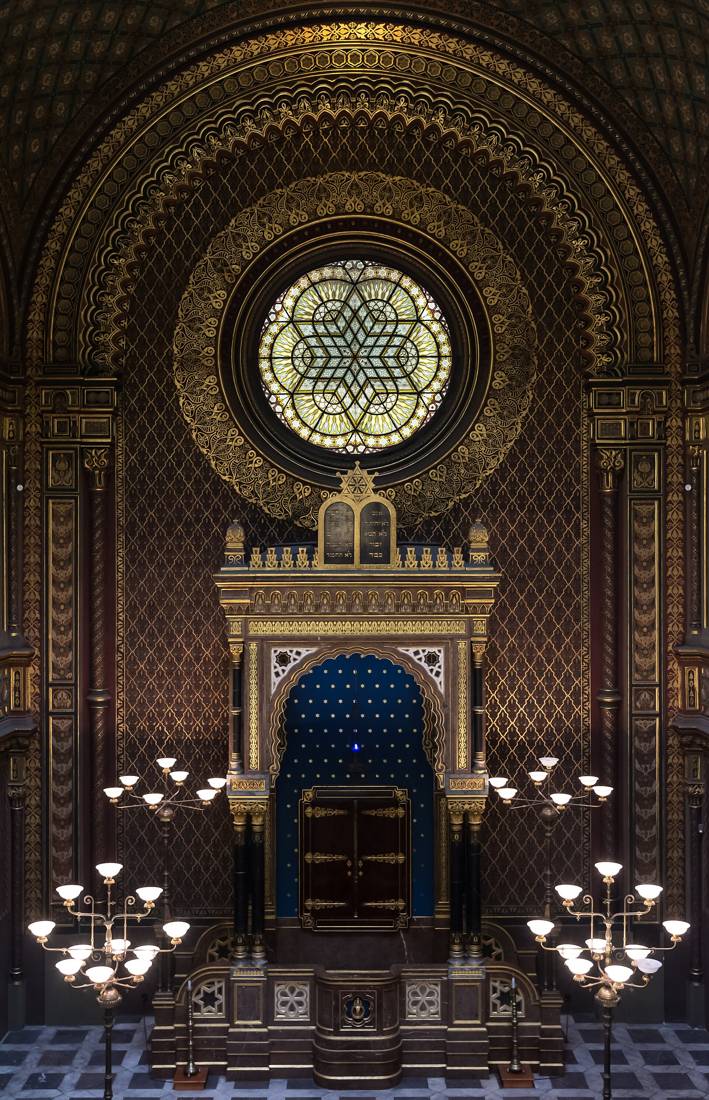 Sinagogun kubbesi ve vitrayı
