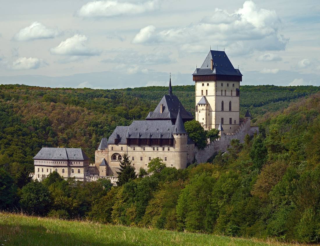 Karlštejn Kalesi ormanın içinde