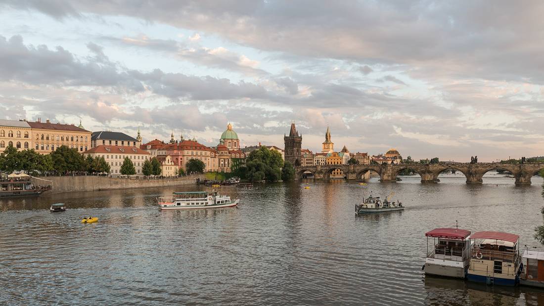 Köprü ve Vltava nehri