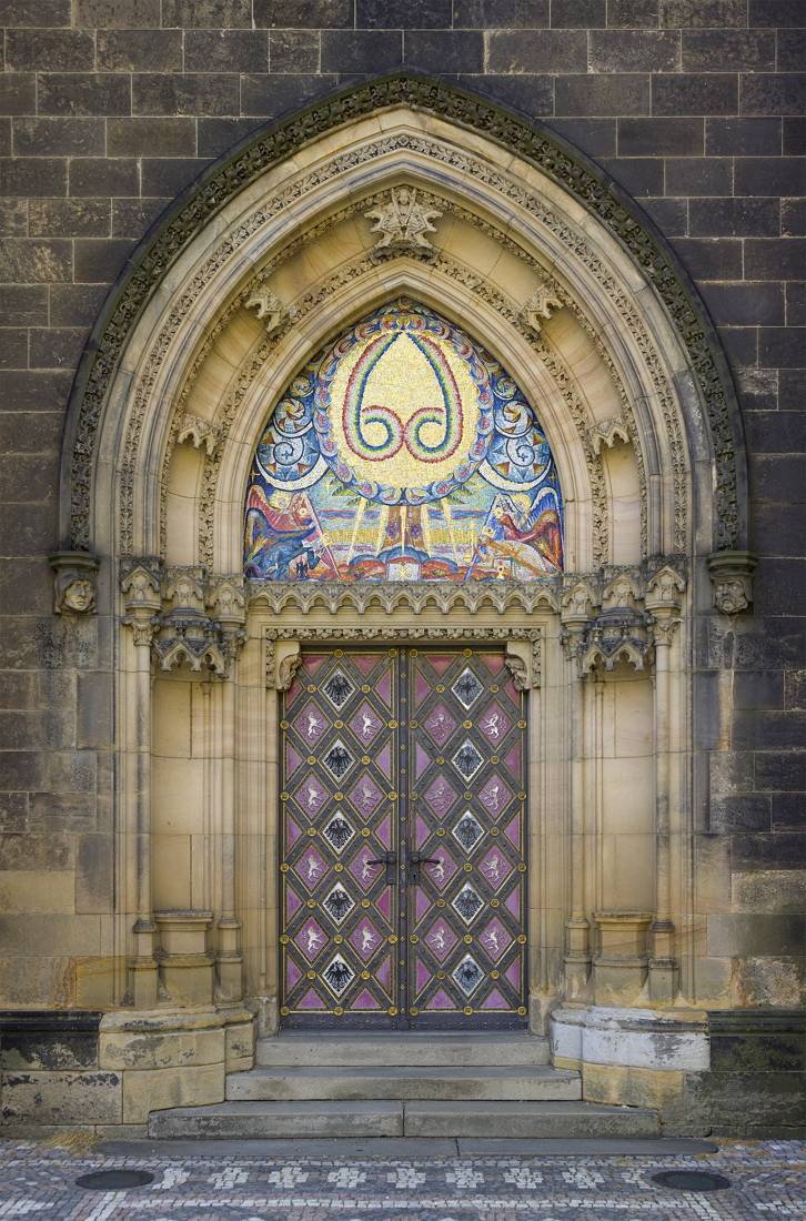 Vyšehrad'da kilisenin süslü portali