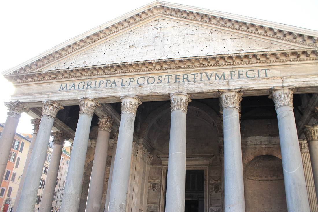 Pantheon'un sütunlu girişi