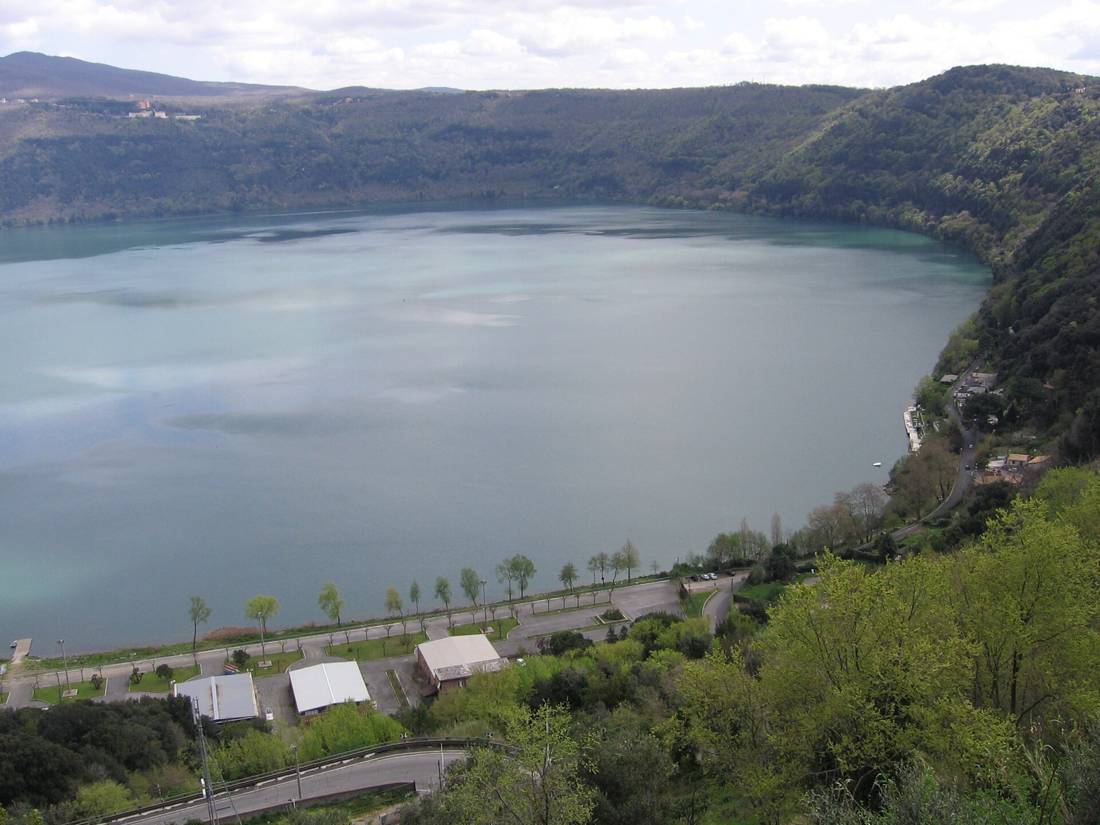 Albano Gölü ve çevresindeki tepeler