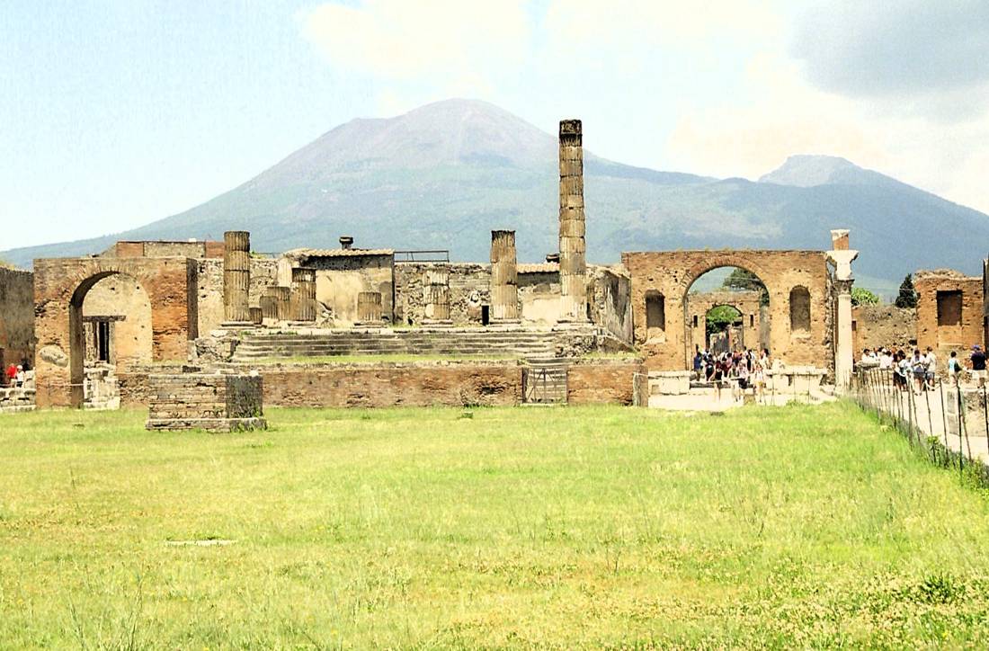 Pompei kalıntıları ve arkada Vezüv