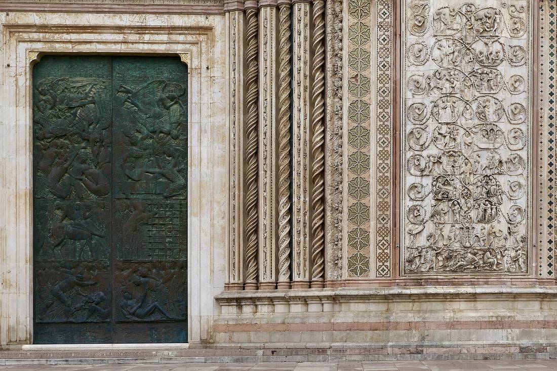 Katedral cephesindeki kabartma ayrıntısı