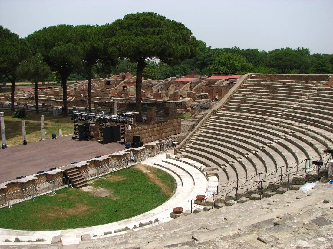 Ostia Antica'nın antik tiyatrosu