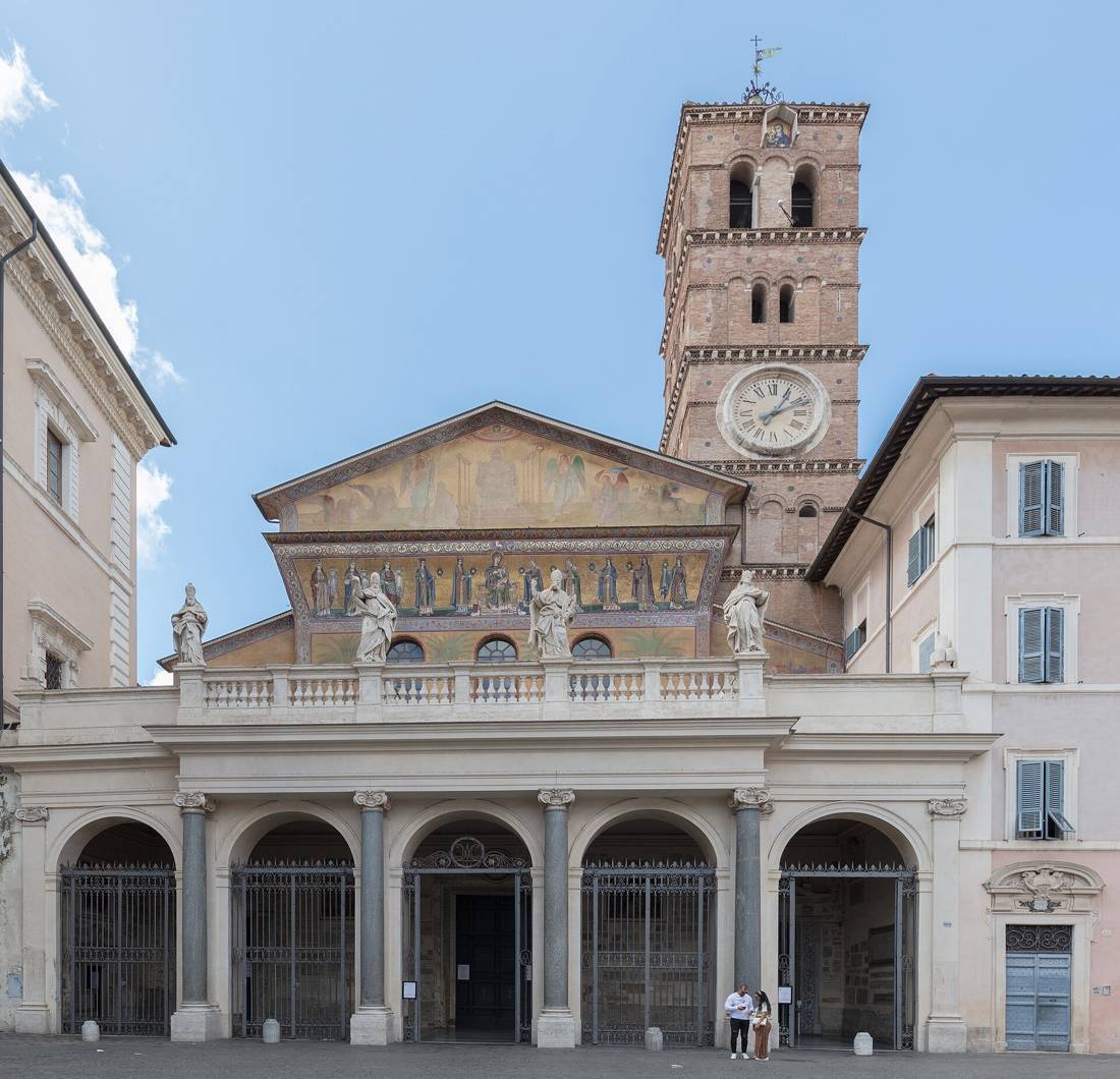 Santa Maria in Trastevere'nin cephesi ve çan kulesi