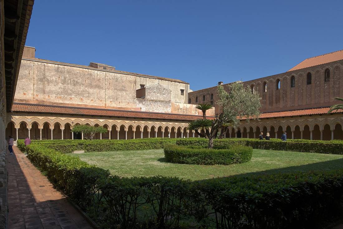 Monreale Katedrali'nin avlusu ve sütunları