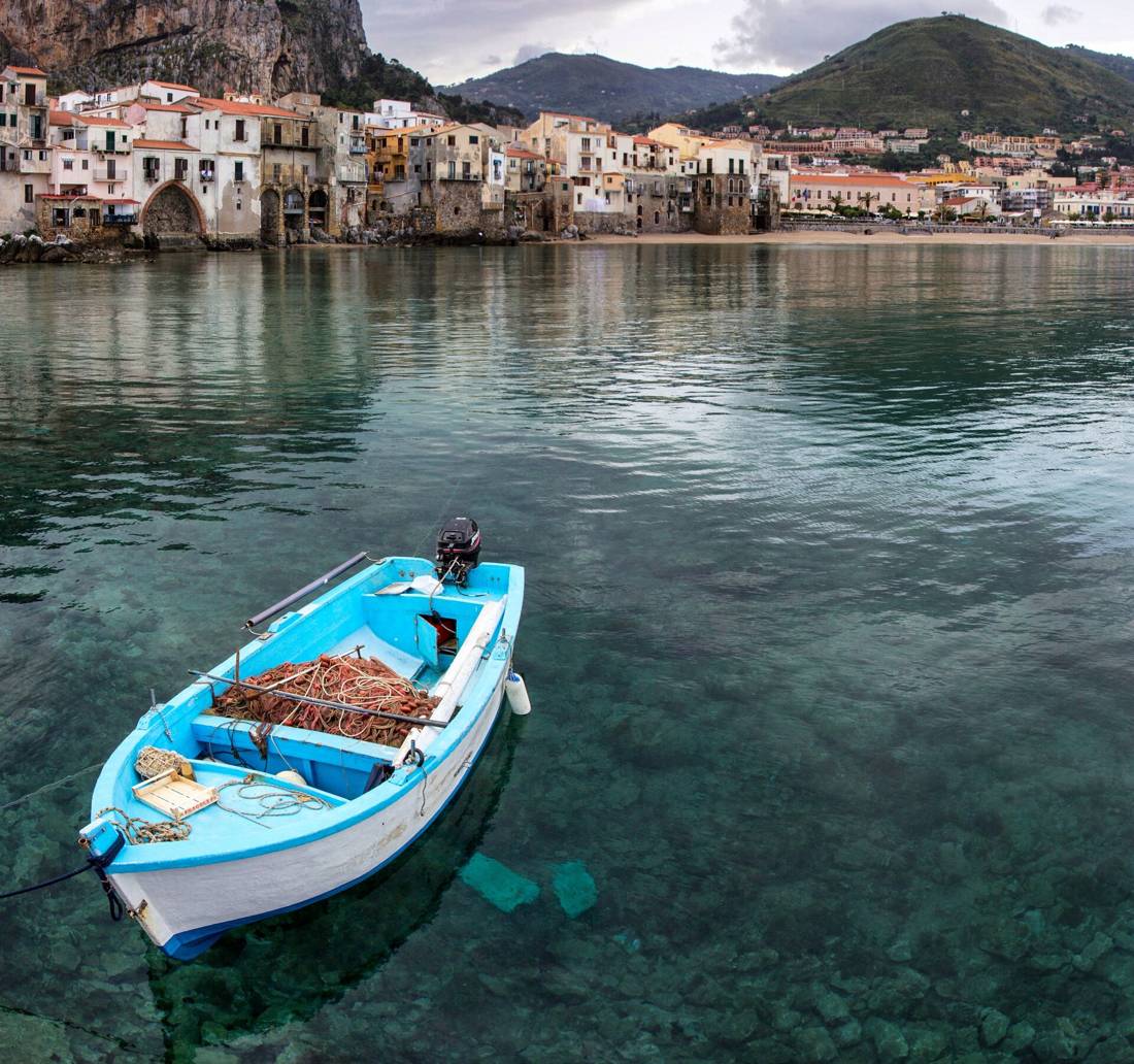 Cefalù'da limanda tekne ve kasaba