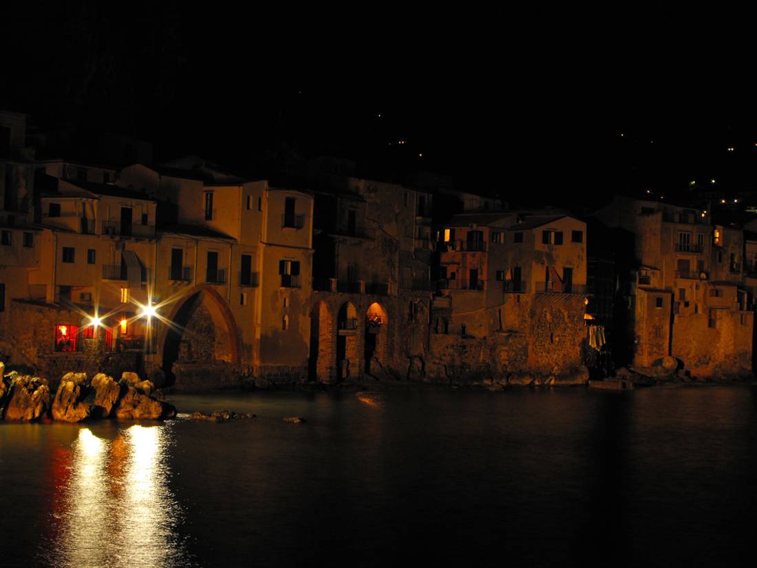 Cefalù gece kıyıdan