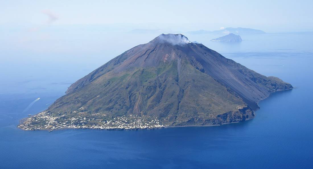 Stromboli'nin koni biçimli silueti