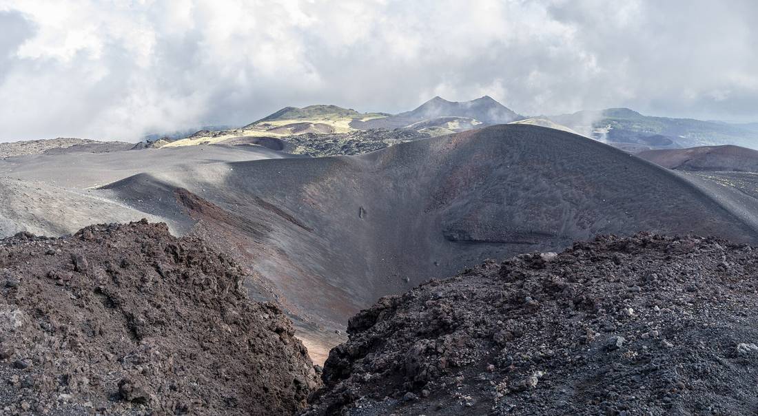 Etna'nın kraterleri ve siyah lav