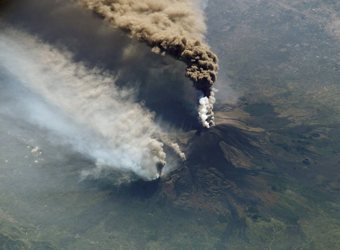 Etna'dan yükselen duman sütunu