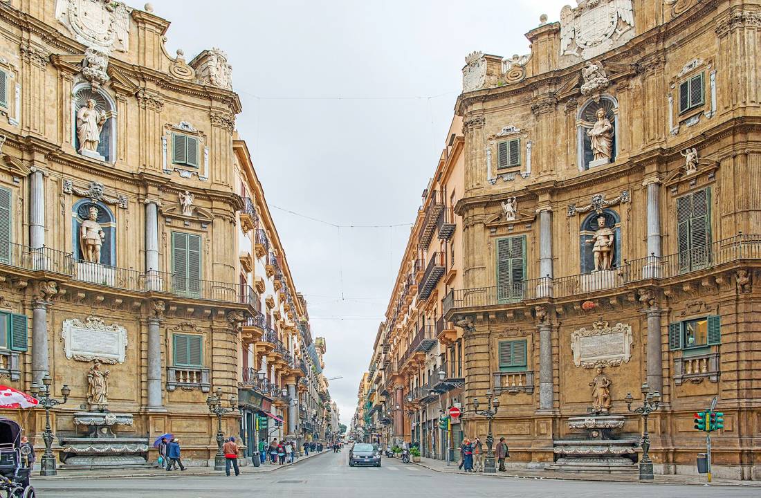 Quattro Canti'den uzanan cadde