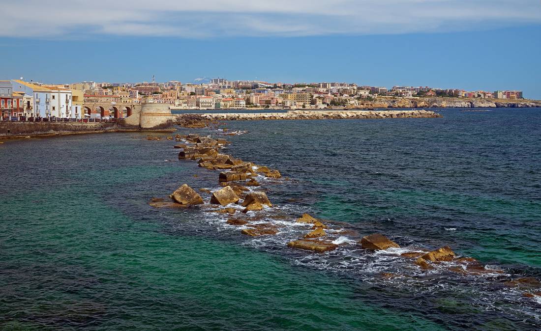Ortigia'nın kayalık kıyısı ve turkuaz su