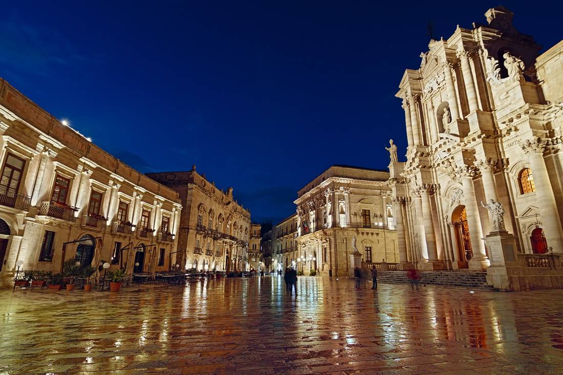 Ortigia'da Piazza Duomo gece