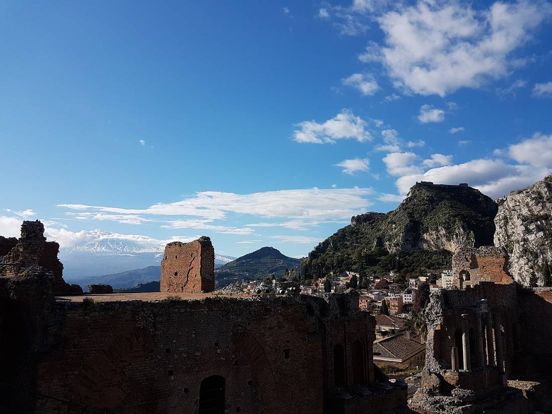 Taormina'daki antik tiyatro ve arkada Etna