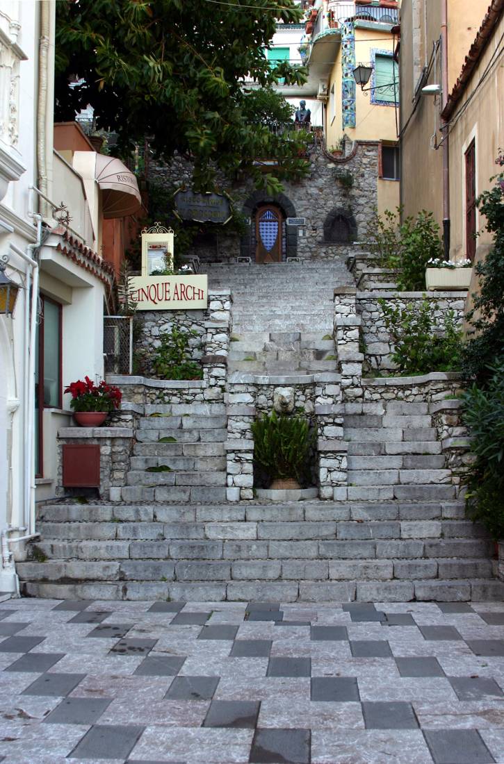Taormina'da çiçekli dar sokak