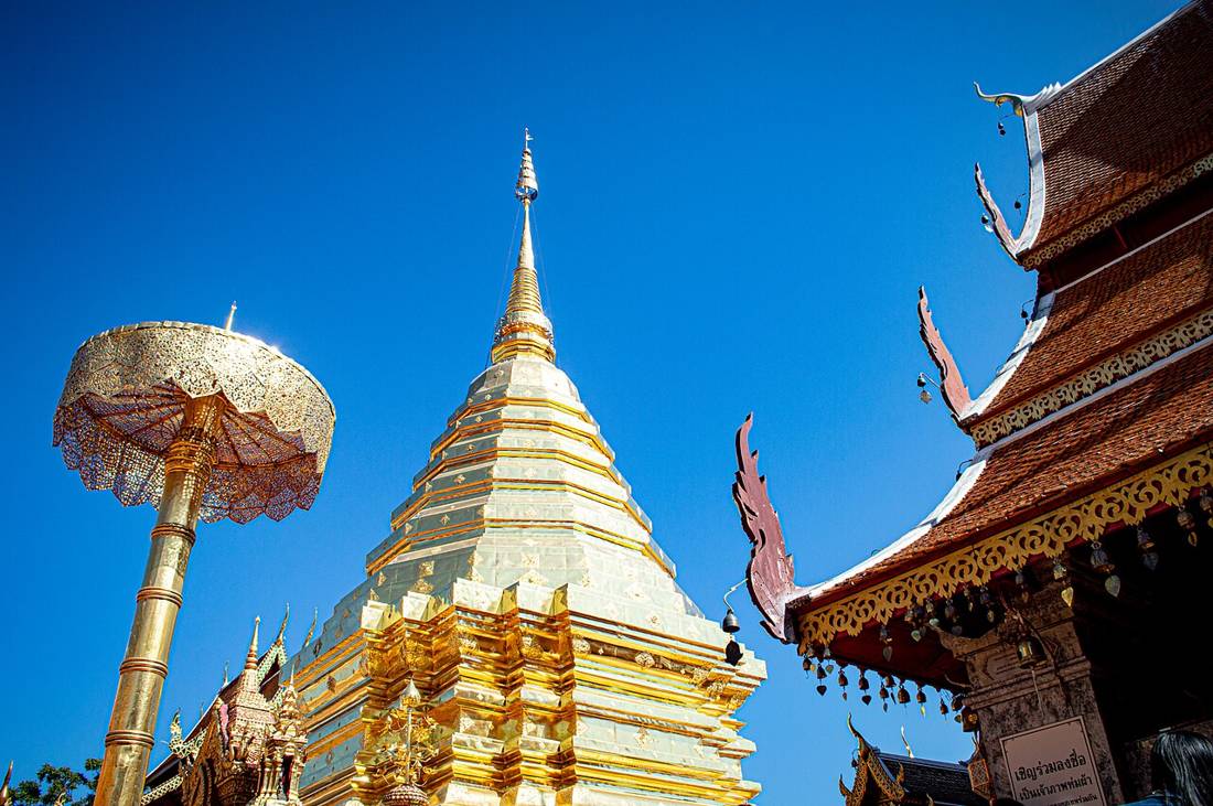 Doi Suthep tapınağının altın chedisi