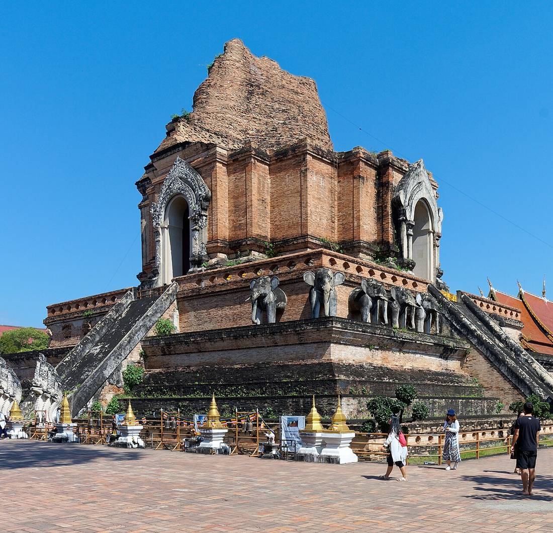 Wat Chedi Luang'ın yarısı yıkılmış stupası