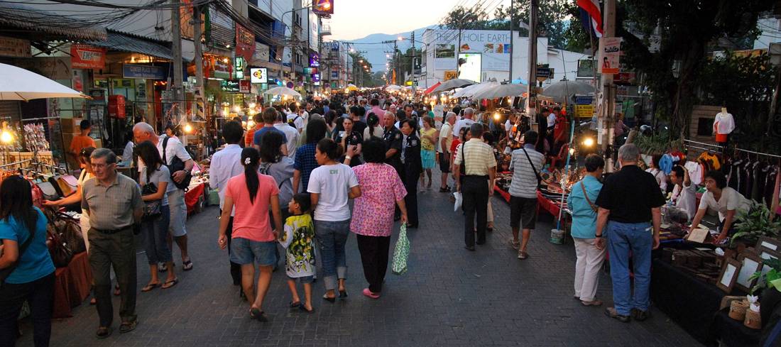 Chiang Mai gece pazarı kalabalığı